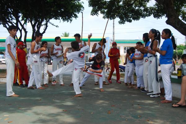 Grupo Camangula promoveu mostra de técnicas da capoeira no Dia das Crianças