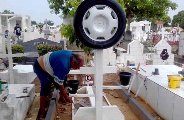 Guruga constrói sepultura com referência ao trânsito para homenagear amigo taxista
