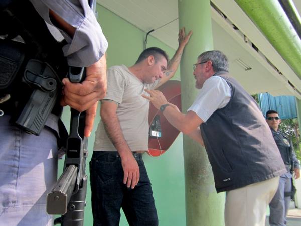 Irmão de ex-presidiário baleado cria tumulto no hospital Padre Colombo