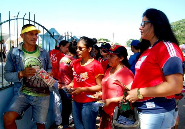 Jovens Adventistas levam mensagem bíblica aos presentes no cemitério no Dia de Finados