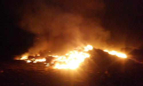 Lixeira arde em chamas e ação da prefeitura é pequena para o grande problema