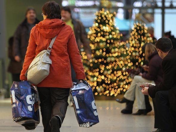 Metade dos consumidores deve usar o 13º nas compras de Natal, mostra pesquisa