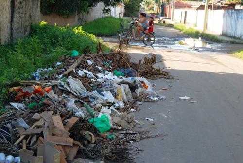 Moradores se mobilizam para limpar ruas do Djard Vieira