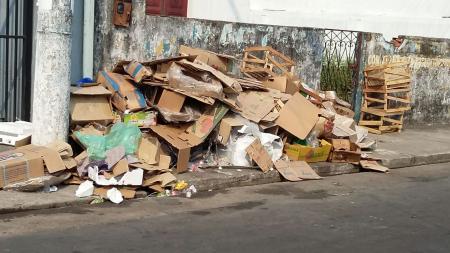 Na Francesa, lixo acumula em calçadas 