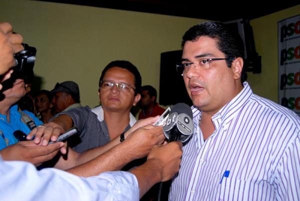 “Não faço parte dos planos políticos do grupo”, disse Carbrás ao renunciar candidatura