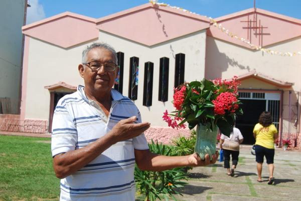 No gesto simples, demonstração de fé e devoção a Nossa Senhora do Carmo