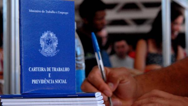 Nova lei trabalhista atende interesses dos patrões, segundo especialistas 