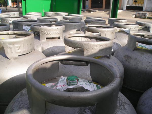 Parintinense vai pagar R$ 74,00 no gás de cozinha com reajuste da Petrobrás Parintinense vai pagar R$ 74,00 no gás de cozinha com reajuste da Petrobrás