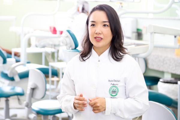 Pesquisadora da UEA analisa impacto de frutos amazônicos em matérias odontológicos