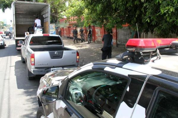 PM cumpre mandado de reintegração de posse em terreno federal em Manaus PM cumpre mandado de reintegração de posse em terreno federal em Manaus