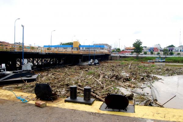 Porto de Parintins deve reabrir na próxima semana, mas acúmulo de lixo nas treliças continua 