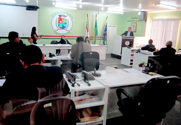 Posse de suplentes indefinida pela Mesa Diretora da Câmara Municipal