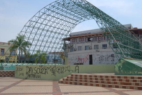 Praça Cristo Redentor está sendo destruída e não há qualquer trabalho de recuperação