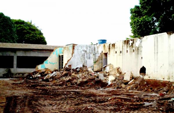 Prédio histórico do quartel da PM é demolido em Parintins