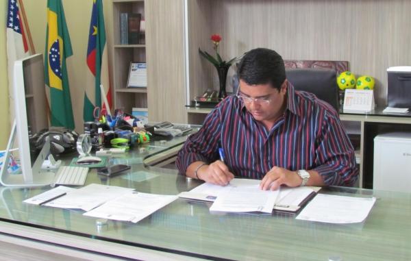 Prefeitura de Parintins entrega novo edital do concurso público ao TCE com alterações