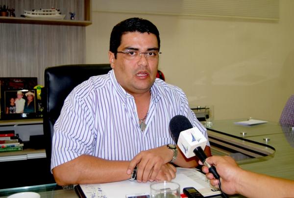 Prefeitura diz ter contratado empresa dentro da legalidade para regularizar o transporte escolar