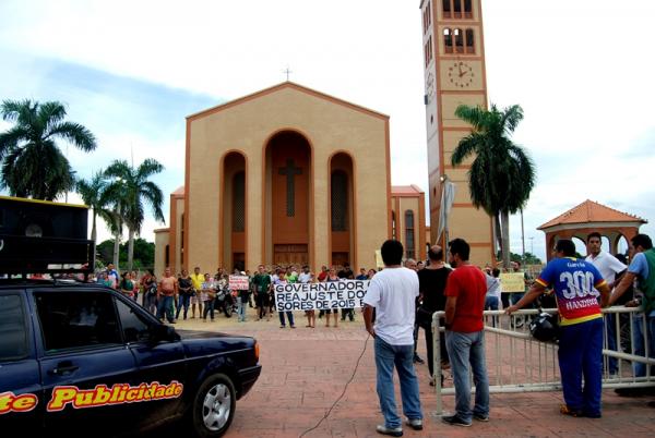 Professores da Seduc protestam por reajuste salarial e plano de saúde em Parintins