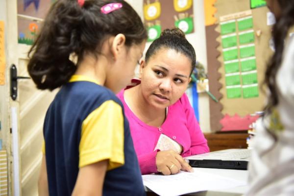 Professores recebem abono nesta quarta (20) junto com o 13º salário
