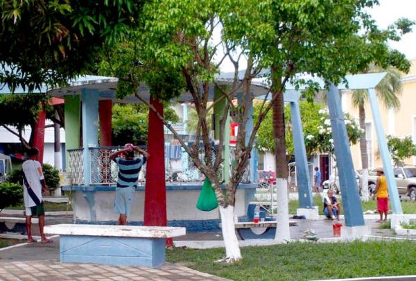 Roubos, bebedeira e atos de vandalismo são vivenciados na Praça Eduardo Ribeiro
