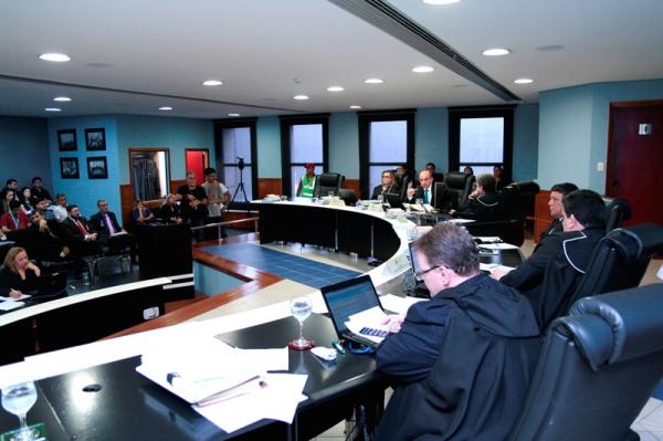 TCE-AM decide sobre servidores temporários do município de Manaus