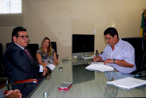 TCE-AM estabelece TAC para Prefeitura de Parintins regularizar concurso público 