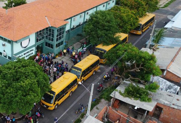 Transporte escolar para alunos com deficiências retorna após reforma dos veículos 