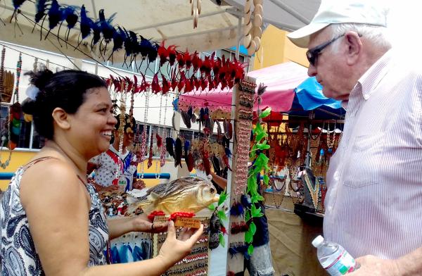 Turistas estrangeiros preferem piranha empalhada como lembrança de Parintins Turistas estrangeiros preferem piranha empalhada como lembrança de Parintins