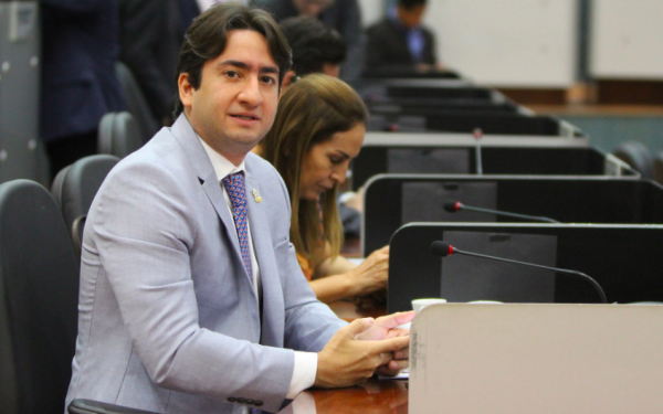 Vereador do PDT de Manaus assume dois cargos no governo Amazonino Vereador do PDT de Manaus assume dois cargos no governo Amazonino