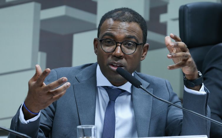    Ailton de Aquino Santos durante sabatina na comiss&atilde;o de Assuntos Econ&ocirc;micos. - Lula Marques/ Ag&ecirc;ncia Brasil